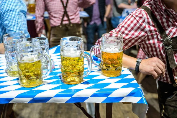 Koblenz Alemania 27.09.2019 Acercamiento de vasos de cerveza bavariana Cerveza bitburger de 1 litro en decoación de mesa en el Octoberfest — Foto de Stock
