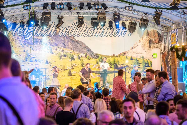 Koblenz Almanya 27.09.2019 kişi Avrupa 'daki Ekim Festivali' nde tipik bir bira çadırı sahnesi sırasında parti veriyor — Stok fotoğraf