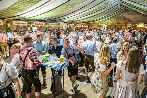 Koblenz Tyskland 27.09.2019 folk festar på Oktoberfest i Europa under en konsert Typisk öltältsscen — Stockfoto