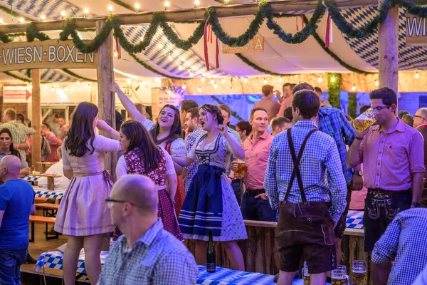 Koblencja Niemcy 27.09.2019 ludzie imprezują na Oktoberfest w Europie podczas koncertu Typowy namiot piwny — Zdjęcie stockowe