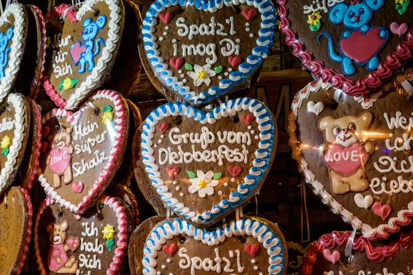 Koblenz Alemanha 27.09.2019 no Oktoberfest na Europa Vendendo doces tradicionais e pão de gengibre com texto de amor diferente — Fotografia de Stock