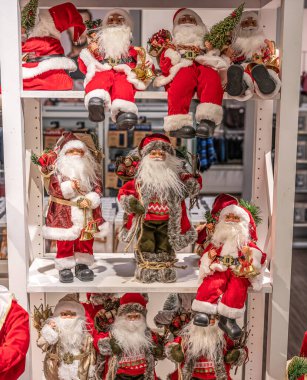 Farklı kırmızı Noel Baba figürlerini kapatın Noel süsleme kuklaları