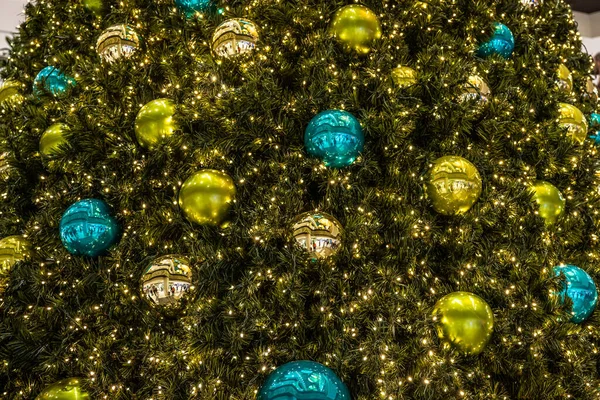 Bela árvore de Natal verde colorido pendurado decoração bolas closeup — Fotografia de Stock