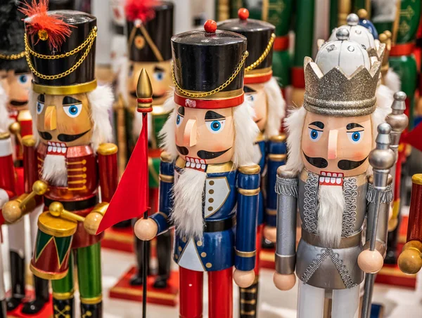 Coloridas figuras de cascanueces en un mercado tradicional de Navidad para la decoración navideña — Foto de Stock