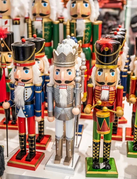 Figuras coloridas de quebra-nozes em um mercado tradicional de Natal para decoração de férias — Fotografia de Stock