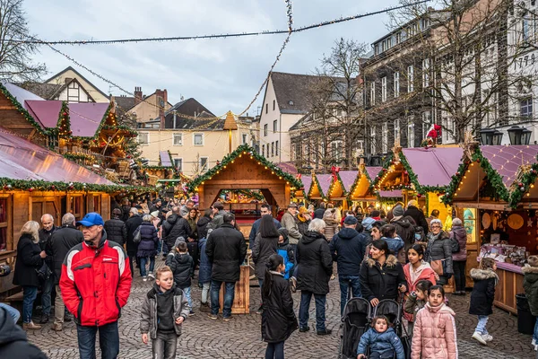 Andernach Tyskland 15.12.2019 Gatudekorationsljus under julmarknaden med trångt folk som går omkring — Stockfoto