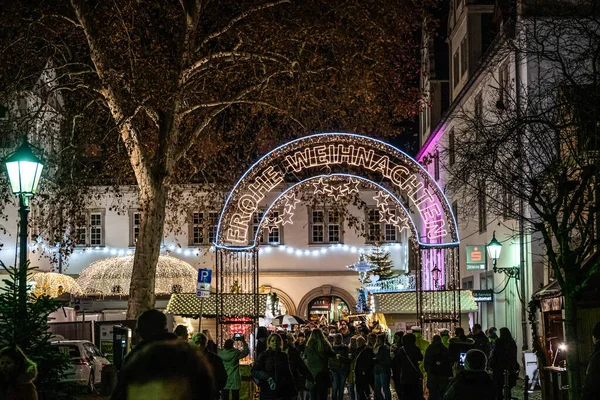 Koblenz Duitsland 15.12.2019 entree kerstmarkt 's nachts zegt frohe Weihnachten duits voor vrolijk kerstfeest — Stockfoto