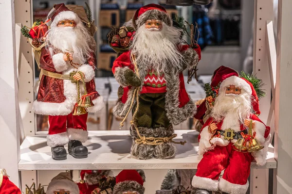 Close-up van verschillende rode kerstman figuren kerstmis decoratie poppen — Stockfoto