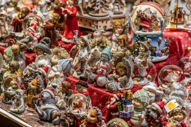 Geleneksel Hediyelik Eşyalar kar küreleri ve oyuncaklar Noel Baba Bebekleri Avrupa Kış Market Hediyeliği