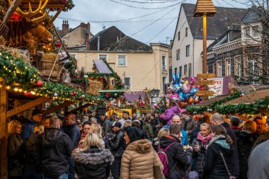 Andernach Almanya 15.12.2019 Sokak Dekorasyon Işıkları Noel pazarında kalabalık insanların yürüdüğü