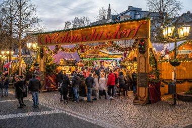Andernach Almanya 15.12.2019 Sokak Dekorasyon Işıkları Noel pazarında kalabalık insanların yürüdüğü
