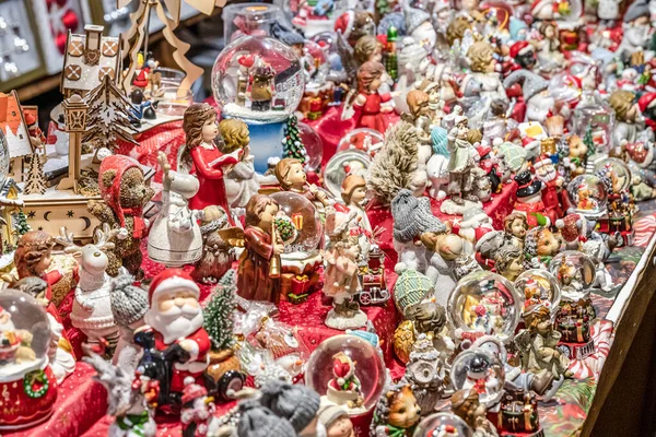 Recuerdos tradicionales globos de nieve y juguetes Santa Claus Dolls At European Winter Christmas Market Souvenir — Foto de Stock