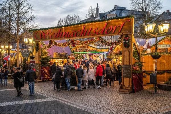 Andernach Německo 15.12.2019 pouliční dekorační světla na vánočním trhu s přeplněnými lidmi procházejícími se — Stock fotografie