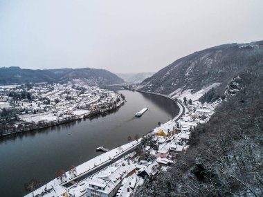 Mevsimler Almanya 'nın Brodenbach kentindeki Mosel köyünün kışın hava manzarasını kavrıyor.