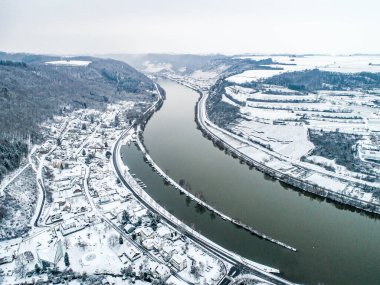 Mevsimler Almanya 'nın Brodenbach kentindeki Mosel köyünün kışın hava manzarasını kavrıyor.
