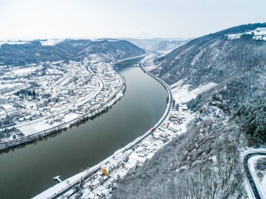 Mevsimler Almanya 'nın Brodenbach kentindeki Mosel köyünün kışın hava manzarasını kavrıyor.