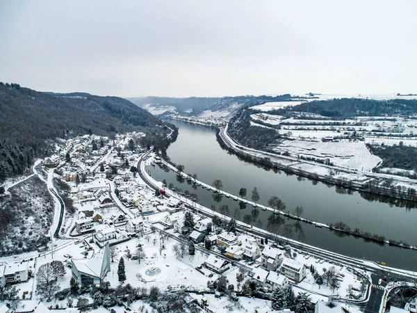Seasons Concept winter Aerial view of the mosel village Brodenbach in Germany on a misty day — Stock Photo, Image