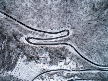 Mevsimler karlı hava manzarasını kavrıyor Yılan yolu kıvrımlı dağ geçidi Almanya Brodenbach köyü