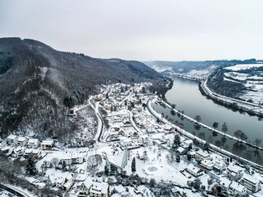 Mevsimler Almanya 'nın Brodenbach kentindeki Mosel köyünün kışın hava manzarasını kavrıyor.