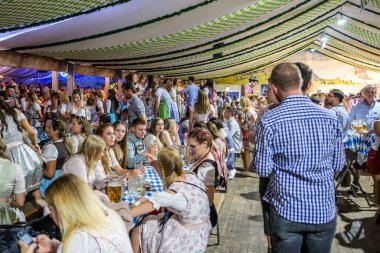 Koblenz Almanya 27.09.2019 kişi Avrupa 'daki Ekim Festivali' nde tipik bir bira çadırı sahnesi sırasında parti veriyor