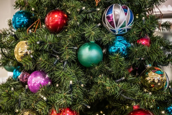 Bela árvore de Natal verde colorido pendurado decoração bolas closeup — Fotografia de Stock