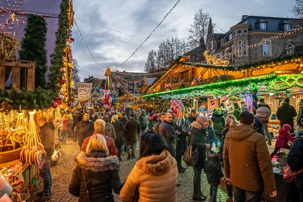 และเต็นท์เยอรมนี 15.12.2019 ไฟตกแต่งถนนระหว่างตลาดคริสต์มาสกับคนแออัดเดินไปรอบ ๆ — ภาพถ่ายสต็อก
