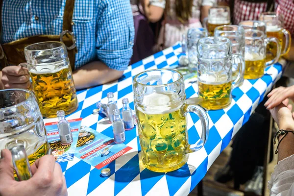 Koblenz Alemania 27.09.2019 Acercamiento de vasos de cerveza bavariana Cerveza bitburger de 1 litro en decoación de mesa en el Octoberfest — Foto de Stock