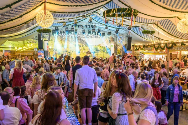 Koblenz Germania 27.09.2019 la gente festeggia all'Oktoberfest in Europa durante un concerto Scena tipica della tenda da birra — Foto Stock