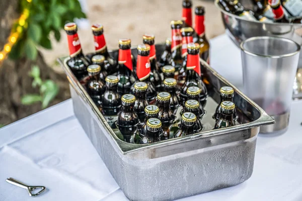 Coblence Allemagne 04.07.2020 Beaucoup de bières artisanales embouteillées sur glace dans un cadre ouvert de fête seau en métal — Photo