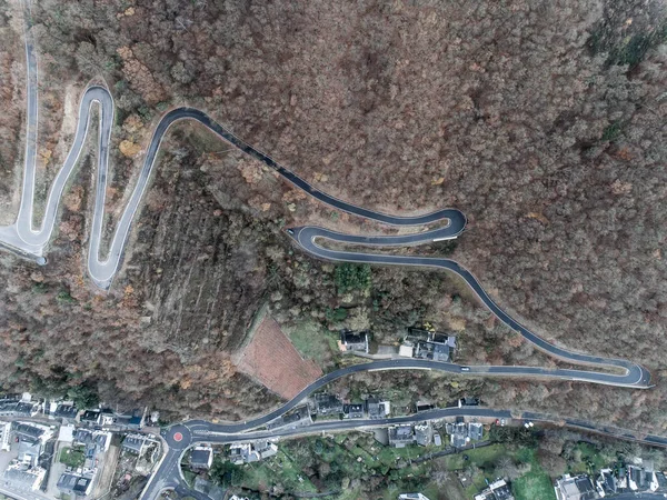 Stagioni Concetto inverno o autunno Vista aerea Strada tortuosa passo serpentino montagna villaggio Brodenbach Germania — Foto Stock