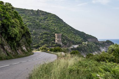 Watchtower plaj manzaralı Roadtrip. Fransa Korsika adasındaki kayalık Corse yarımadası kıyısı boyunca uzanan yol..