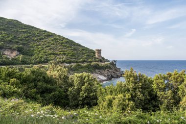 Watchtower plaj manzaralı Roadtrip. Fransa Korsika adasındaki kayalık Corse yarımadası kıyısı boyunca uzanan yol..