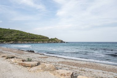 Korsika adası Fransa 'daki Cap Corse yarımadasının kayalık kıyısı boyunca uzanan sahil manzaralı Roadtrip.