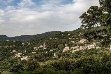 Korsika adası Fransa 'daki Cap Corse yarımadasının kayalık kıyısı boyunca uzanan sahil manzaralı Roadtrip.