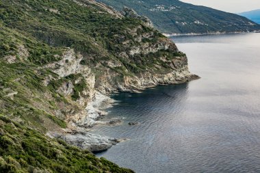 Fransa Korsika adasındaki Cap Corse yarımadasının kayalık kıyıları boyunca kıyı şeridi manzaralı yol.