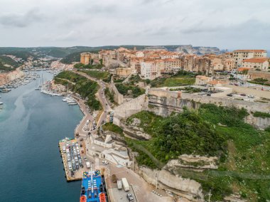 Hava manzaralı Bonifacio Burnu Güney Korsika Fransa kalesi kayalık kayalık kayalıklarda beyaz kireçtaşı kayalıklarda.
