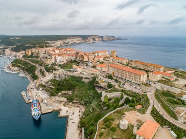 Hava manzaralı Bonifacio Burnu Güney Korsika Fransa kalesi kayalık kayalık kayalıklarda beyaz kireçtaşı kayalıklarda.