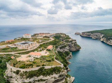Hava manzaralı Bonifacio Burnu Güney Korsika Fransa kalesi kayalık kayalık kayalıklarda beyaz kireçtaşı kayalıklarda.