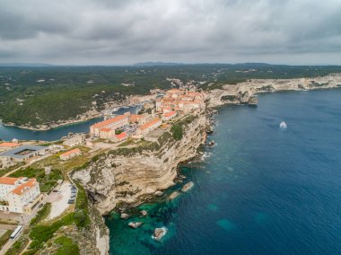 Hava manzaralı Bonifacio Burnu Güney Korsika Fransa kalesi kayalık kayalık kayalıklarda beyaz kireçtaşı kayalıklarda.