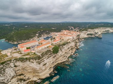 Hava manzaralı Bonifacio Burnu Güney Korsika Fransa kalesi kayalık kayalık kayalıklarda beyaz kireçtaşı kayalıklarda.