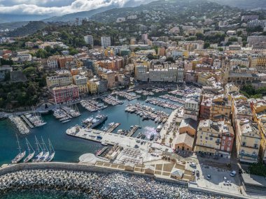 Korsika adasının kuzeyindeki Bastia Kalesi 'nin havadan görünüşü - Akdeniz manzaralı Ceneviz şehri.