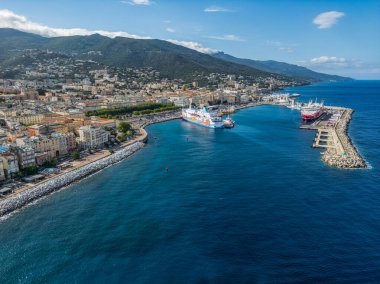 Korsika adasının kuzeyindeki Bastia Kalesi 'nin havadan görünüşü - Akdeniz manzaralı Ceneviz şehri.