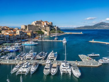 Yukarı Korsika 'daki Calvi Kalesi' nin havadan görünüşü - Akdeniz 'de savunma duvarları olan Fransız deniz kalesi