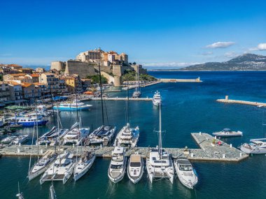 Yukarı Korsika 'daki Calvi Kalesi' nin havadan görünüşü - Akdeniz 'de savunma duvarları olan Fransız deniz kalesi