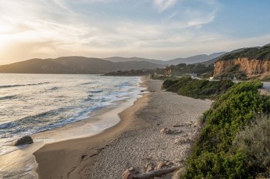 Sagone Korsika 'daki Santana Sahili manzaralı Golf Sahil tekneleri ve dağ köyü turizmi ve tatil konsepti.
