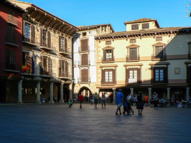 Huesca, İspanya-Eylül 05, 2025. Graus, Huesca 'da 16. yüzyıl Plaza Belediye Başkanı, Rönesans mimarisi, atari binaları ve canlı kasaba meydanının tadını çıkaran insanlar.