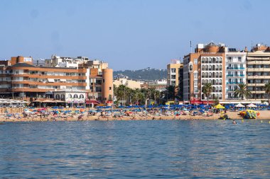 Lloret de Mar, İspanya, ana plaj ve denizden ufuk çizgisi, Avrupa 'nın popüler yaz tatili merkezi