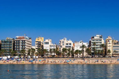 Lloret de Mar, İspanya, ana plaj ve denizden ufuk çizgisi, Avrupa 'nın popüler yaz tatili merkezi