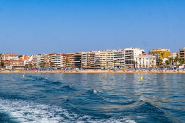 Lloret de Mar, İspanya, ana plaj ve denizden ufuk çizgisi, Avrupa 'nın popüler yaz tatili merkezi