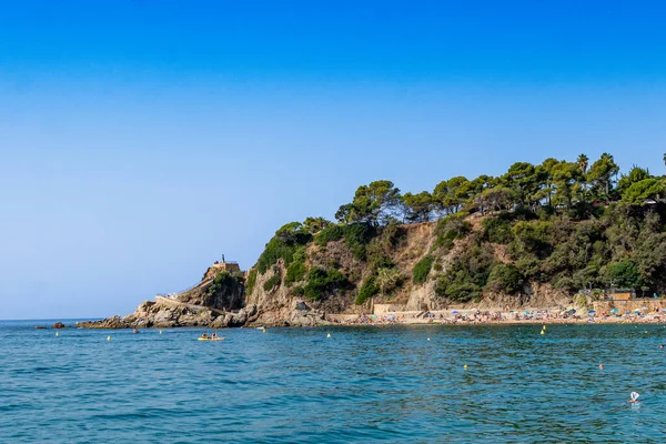 İspanya, Lloret de Mar 'daki uçurum kenarı sahili, Akdeniz kıyısındaki yaz cenneti
